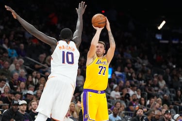 Luka Doncic intenta un tiro frente a Khaman Maluach de los Phoenix Suns.