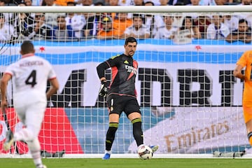 El portero del Real Madrid, Thibaut Courtois, durante el encuentro. 