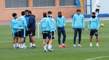 Los canteranos Bachiller, Hugo y Joao, a la derecha, antes del entrenamiento. 