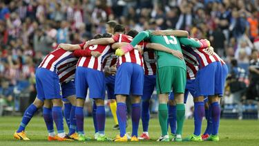 Los jugadores del Atlético hacen grupo.