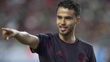 Diego Reyes durante el calentamiento del partido entre México y Haití.