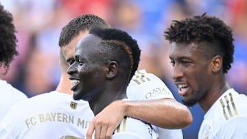 Bayern Munich's Senegalese forward Sadio Mane (2ndR) is celebrated by teammates for scoring the 0-4 goal during the German first division Bundesliga football match VfL Bochum v FC Bayern Munich in Bochum, western Germany, on August 21, 2022. (Photo by SASCHA SCHUERMANN / AFP) / DFL REGULATIONS PROHIBIT ANY USE OF PHOTOGRAPHS AS IMAGE SEQUENCES AND/OR QUASI-VIDEO