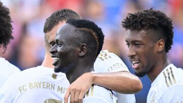 Bayern Munich's Senegalese forward Sadio Mane (2ndR) is celebrated by teammates for scoring the 0-4 goal during the German first division Bundesliga football match VfL Bochum v FC Bayern Munich in Bochum, western Germany, on August 21, 2022. (Photo by SASCHA SCHUERMANN / AFP) / DFL REGULATIONS PROHIBIT ANY USE OF PHOTOGRAPHS AS IMAGE SEQUENCES AND/OR QUASI-VIDEO