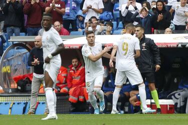 Fichado por 60 millones de euros, el serbio no ha tenido suerte hasta el momento vestido de blanco: apenas ha marcado dos goles en la pasada campaña (ante el Leganés en el Bernabéu y ante Osasuna en El Sadar), pero no ha sabido aprovechar las oportunidades que Zidane le ha dado. El entrenador, incluso, parece haber tirado la toalla con él y ha empezado a apostar por Mariano en los últimos partidos que ha jugado el Madrid. Como madridista ha disputado 32 partidos en esta campaña y poco que se ha jugado. Benzema, en el mismo tiempo que ha compartido vestuario con él, ha jugado 59 encuentros y visto puerta 33 veces...