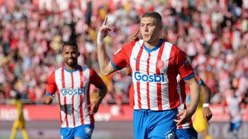 Girona's Ukrainian forward #09 Artem Dovbyk celebrates scoring an equalizing goal during the Spanish league football match between Girona FC and FC Barcelona at the Montilivi stadium in Girona on May 4, 2024. (Photo by LLUIS GENE / AFP)