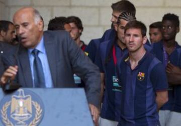 Delantero del FC Barcelona Lionel Messi observa mientras Jibril Rajub el Comité Olímpico palestino durante una conferencia de prensa conjunta con el presidente del Barcelona.