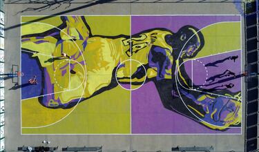 La imagen superior podría pertenecer a un barrio de Los Ángeles, pero se trata de una pista de baloncesto al aire libre ubicada en Balaguer (Lleida). El Ayuntamiento de la localidad catalana ha querido rendir homenaje a la leyenda de la NBA Kobe Bryant, muerto en accidente de helicóptero hace  dos años.