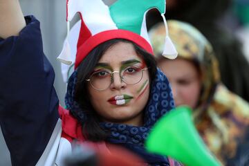 Seguidoras iraníes se pintan la cara con los colores de Irán en los alrededores del Estadio Azazi en Teherán para ver desde dentro del estadio el partido entre Irán y Camboya de fase de clasificación para el Mundial de 2022.