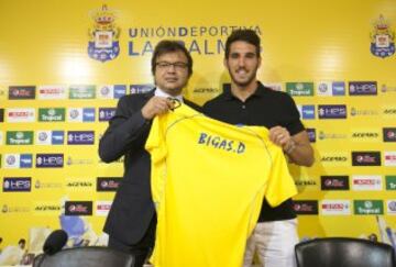 Pedro Bigas nuevo jugador de la UD Las Palmas junto a Toni Cruz, director deportivo.