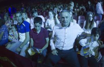 Los jugadores del Betis y el Sevilla visitaron el circo y participaron del espect¨¢culo, Gordillo disfruto con su familia.