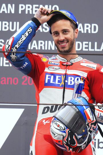 Andrea Dovizioso en el podio tras quedar tercero.