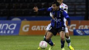 Francisco Arru&eacute; protege el bal&oacute;n ante Iv&aacute;n V&aacute;squez en el partido contra Audax Italiano. El volante estar&aacute; un largo per&iacute;odo inactivo.