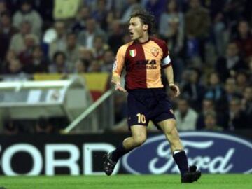 Había jugado ante el Madrid en el homenaje a Butragueño en 1995. Volvería al estadio madridista en partido oficial el 24 de octubre de 2001.