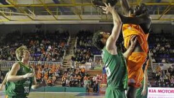 Sené lanza sobre Garbajosa.