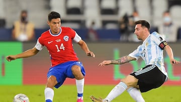 Futbol, Argentina vs Chile.
Copa America Brasil 2021.
El jugador de la seleccion argentina Lionel Messi, derecha, disputa el balon con Pablo Galdames de Chile durante el partido del grupo A de la Copa America realizado en el estadio Nilton Santos de Rio de Janeiro, Brasil.
14/06/2021
Thiago Ribeiro/AGIF/Photosport
Football, Argentina vs Chile.
2021 Brazil Copa America Championship.
Argentina's player Lionel Messi, right, battles for the ball against Pablo Galdames of Chile during the Copa America Championship held at the Nilton Santos stadium in Rio de Janeiro, Brazil.
14/06/2021
Thiago Ribeiro/AGIF/Photosport
