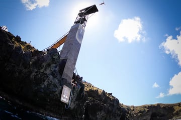 La isla de Pascua, Chile, está a 3.700 km de cualquier tierra firme. Su lejanía no impide que se celebre allí los Red Bull Cliff Diving Series, en concreto, en la bahía de Mataveri Otai desde una plataforma de 27 metros.