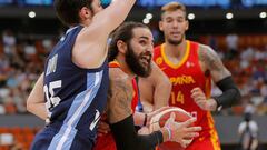 Ricky Rubio entra a canasta ante la defensa del escolta argentino Lucio Redivo.