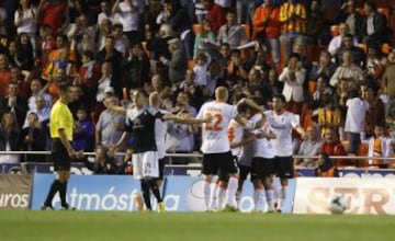 2-1. Piatti celebra el segundo gol con sus compañeros. 



