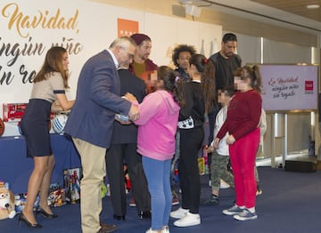 Los jugadores del Real Madrid entregaron regalos a varios menores tutelados por la Comunidad de Madrid en el marco de la campaña 'En Navidad, ningún niño sin regalo'.
