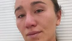 Primer plano de la cara de la surfista Carissa Moore, llorando, frente a una persiana blanca, en el aeropuerto de Houston, el domingo 2 de julio del 2023. 