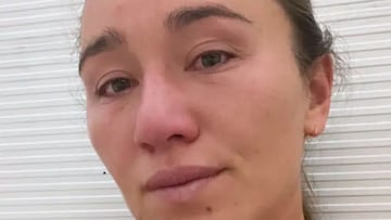 Primer plano de la cara de la surfista Carissa Moore, llorando, frente a una persiana blanca, en el aeropuerto de Houston, el domingo 2 de julio del 2023. 