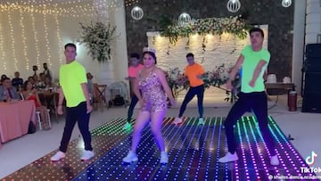 Chambelán saca sus mejores pasos en fiesta de XV años de Guanajuato