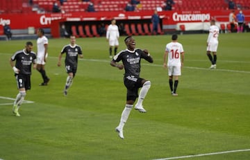 Vinicius celebra el gol del Real Madrid en Sevilla.