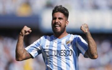 El delantero del Málaga Samuel García Sanchez, celebra su gol, primero del equipo, durante el encuentro de la novena jornada de Liga en Primera División que Málaga y Rayo Vallecano están disputando en el estadio de La Rosaleda, en Málaga.