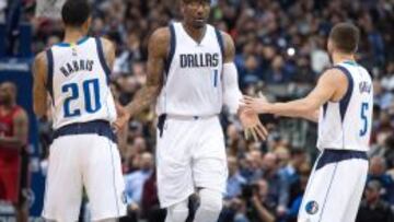 Devin Harris y J.J. Barea felicitan a Amar&#039;e Stoudemire tras una acci&oacute;n.