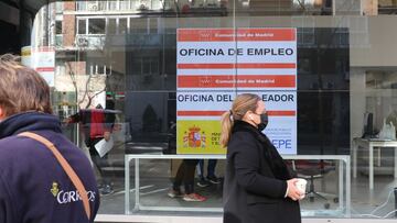 Archivo - Una mujer pasa por delante de una Oficina de Empleo, a 2 de febrero de 2022, en Madrid (Espa&ntilde;a).