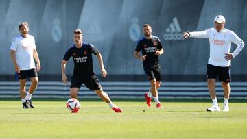 Ancelotti dando órdenes a Blñanco ante la presencia de Nacho.