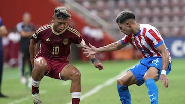 Venezuela's forward #10 Kervin Andrade and Venezuela's defender #14 Yulwuis Perez fight for the ball during the 2025 South American U-20 football championship match between Paraguay and Venezuela at the Metropolitano de Lara stadium in Cabudare, Lara state, Venezuela on January 29, 2025. (Photo by EDILZON GAMEZ / AFP)