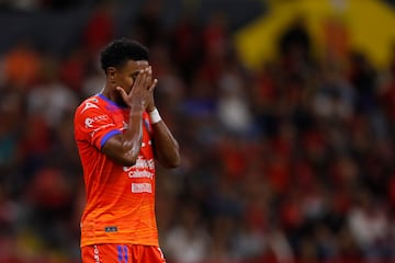 AME8838. GUADALAJARA (MÉXICO), 18/10/2024.- Edgar Bárcenas de Mazatlán se lamenta ante Atlas, este viernes durante un partido del Torneo Apertura 2024 del fútbol mexicano, en el Estadio Jalisco, en Guadalajara (México). EFE/ Francisco Guasco
