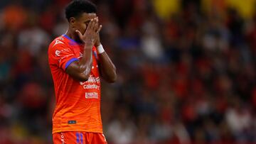 AME8838. GUADALAJARA (MÉXICO), 18/10/2024.- Edgar Bárcenas de Mazatlán se lamenta ante Atlas, este viernes durante un partido del Torneo Apertura 2024 del fútbol mexicano, en el Estadio Jalisco, en Guadalajara (México). EFE/ Francisco Guasco