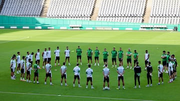 Los jugadores del Córdoba guardan un minuto de silencio esta mañana