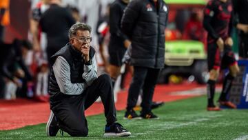 TIJUANA, MEXICO - NOVEMBER 24: Juan Carlos Osorio head coach of Tijuana looks on during the play-in match between Tijuana and Atlas as part of the Torneo Apertura 2024 Liga MX at Caliente Stadium on November 24, 2024 in Tijuana, Mexico. (Photo by Francisco Vega/Getty Images)