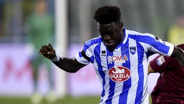 Roma&#039;s Italian forward Stephan El Shaarawy (R) vies with Pescara Ghanaian midfielder Sulley Muntari during the Italian Serie A football match between Pescara and Roma at the Adriatico Stadium in Pescara on April 24, 2017.