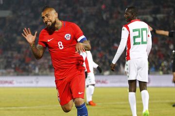 Futbol, Chile vs Burkina Faso.
Partido amistoso 2017.
El jugador de Chile, Arturo Vidal, , celebra su gol contra Burkina Faso durante el partido amistoso en el estadio Nacional.
Santiago, Chile.
02/06/2017
Marcelo Hernandez/Photosport***************

Football, Chile vs Burkina Faso.
Friendly match 2017.
Chile's player Arturo Vidal,  celebrates his goal against Burkina Faso during friendly match at Nacional stadium in Santiago, Chile.
02/06/2017
Marcelo Hernandez/Photosport