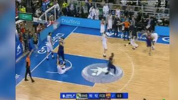 Oriola fue a celebrar el triunfo y se llevó a Doncic por delante