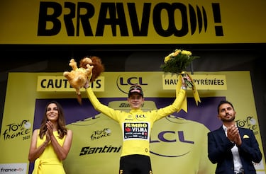 Vingegaard se colcó el maillot amarillo.