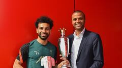 Mohamed Salah, con el trofeo de mejor jugador de la Premier.