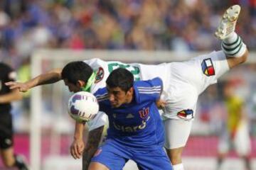 Osvaldo González respondió en la zaga de los azules.