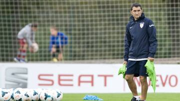 Ernesto Valverde, pensativo con petos.