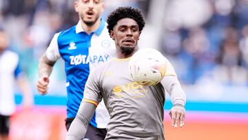 Thierry Correia of Valencia CF competes for the ball with Joselu of Deportivo Alaves during the spanish league match of La Liga Santander, between Deportivo Alaves and Valencia CF at Mendizorrotza on 13 of February, 2022 in Vitoria, Spain.
 AFP7 
 13/02/2