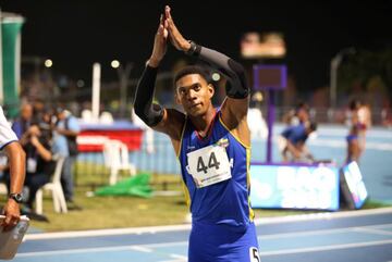 El atleta colombiano sorprendió desde muy joven ya que se llevó los campeonatos para Colombia en la modalidad de menos de 23 años, además de haber batido el récord de América del Sur Junior con un tiempo de 20s 48. Ha ganado en dos ocasiones la medalla de plata, en los Campeonatos de América del Sur y en el Campeonato Iberoamericano de Atletismo. En el 2014 se quedó con el bronce en los Juegos Centroamericanos y del Caribe.
La disciplina en la que el colombiano participará comenzará el martes 6 de agosto y terminará el sábado 10 y se llevará a cabo en la Villa Deportiva Nacional.
