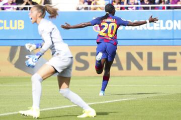 La jugadora del Barcelona, Oshoala, celebra el 4-1 al Atl¨¦tico de Madrid.