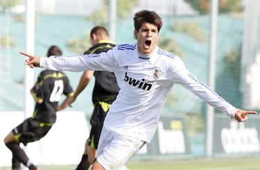 Tras pasar por la cantera rojiblanca y Getafe, recaló en las categorías inferiores del máximo rival del club colchonero. En el Castilla estuvo tres temporadas hasta que subió al primer equipo en la temporada 2010-11.