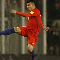 Gary Medel volverá a jugar como volante en la Roja tras 5 años