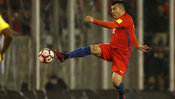 Gary Medel volverá a jugar como volante en la Roja tras 5 años