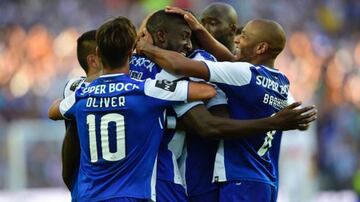 Los jugadores del Oporto celebran un tanto de Marega.